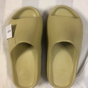 Yeezy slides size 7